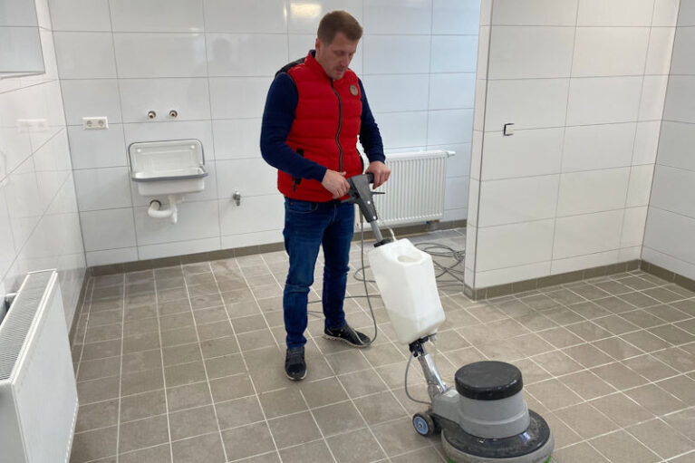 Bodenpflege mit Maschinen