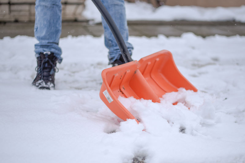 Enine orangene Schneeschippe