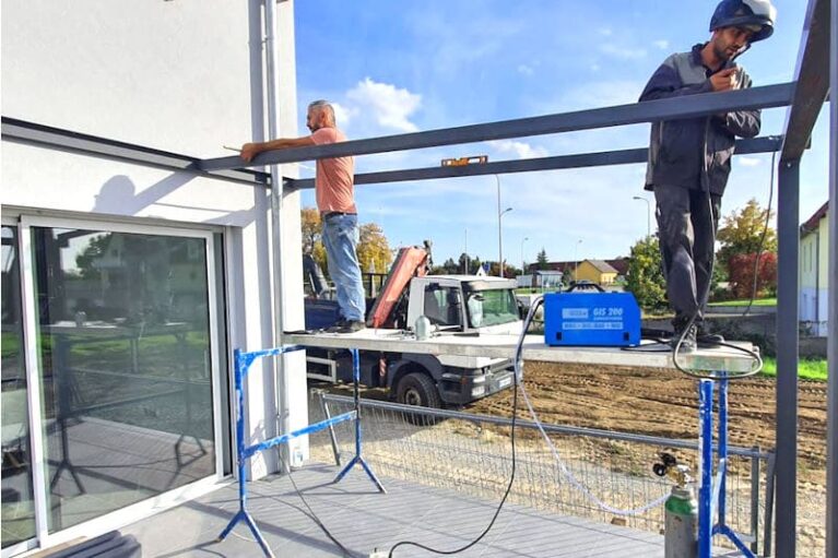 2 Mitarbeiter beim Terrassenbau