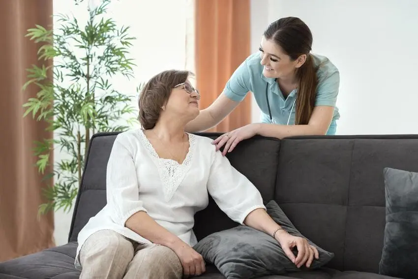 Elena und Frau Marschek bei der Haushaltsreinigung