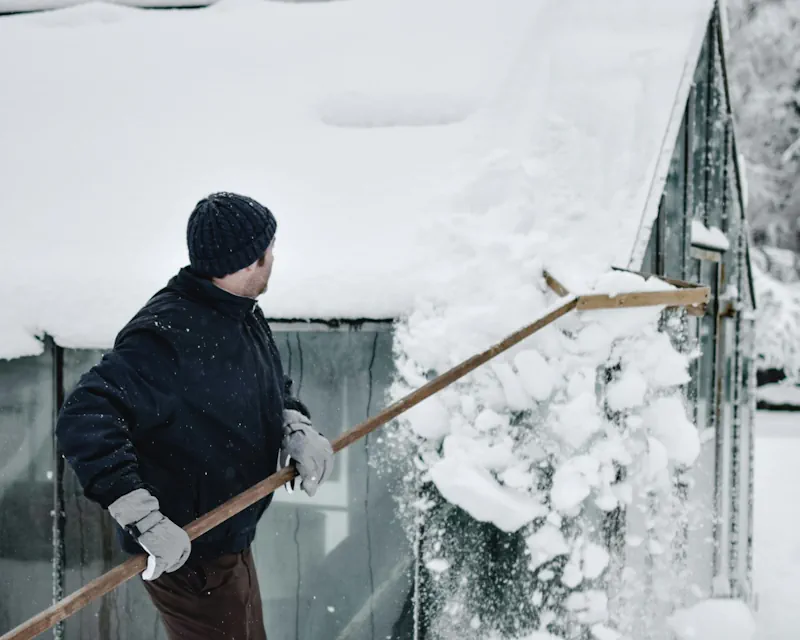 Schnee vom Dach räumen zur Verkehrssicherheit